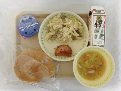 ライ麦パン、メープルマスタードチキン、マカロニチーズ、スプリットピースープ、ブルーベリーゼリー、牛乳