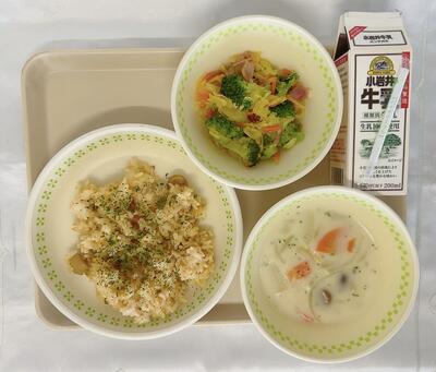 ジャンバラヤ、花野菜ソテー、クラムチャウダー、牛乳