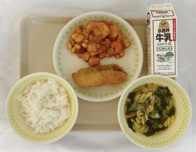 ごはん、サーモンフライ、トマトチリビーンズ、チキンヌードルスープ、牛乳