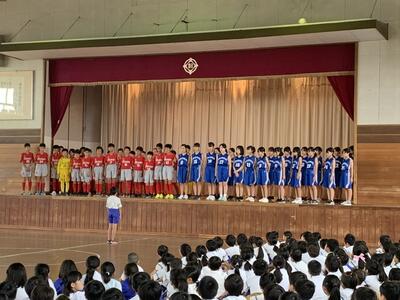 選手がステージに整列　５年生の執行委員による児童代表励ましの言葉です