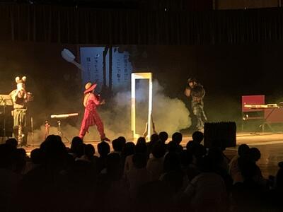 「注文の多い料理店」の一場面です。服を脱いで、靴も脱いで、体をキレイにして、‥