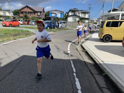 ５年生が走っています。