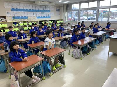 放送に耳を傾ける子どもたち