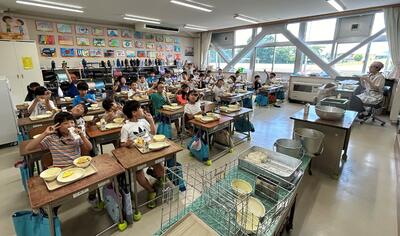 ２年１組の給食の様子